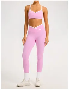 Dettaglio completo set yoga rosa con vita alta incrociata e bordi bianchi a contrasto