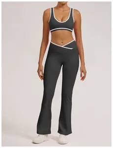 Frontansicht eines grauen Yoga-Sets mit weißem Rand und Leggings mit V-Bund Detail.