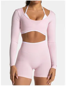 Primo piano del top da yoga rosa senza cuciture a maniche lunghe con bordo bianco