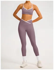 Set yoga viola con leggings a vita alta incrociata e bordi bianchi a contrasto