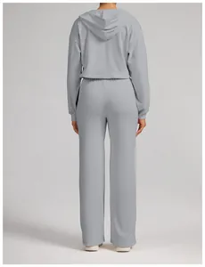Rückansicht von grauem bauchfreiem Kapuzenpullover und Jogginghose mit weitem Bein für Damen