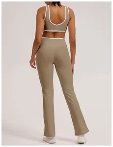 Zweiteiliges Khaki Yoga-Set mit weißem Kontrastbesatz und Schlaghose mit hoher Taille.