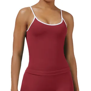 Rotes, eng anliegendes Yoga-Tanktop mit weißen Kontrastkanten und schmalen Trägern