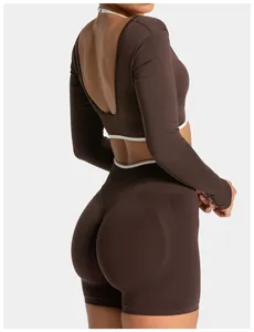 Dettaglio posteriore top da yoga marrone senza cuciture a maniche lunghe con schiena nuda
