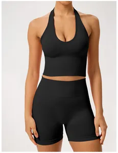 Mannequin portant un ensemble de yoga noir sans couture avec soutien-gorge et short.