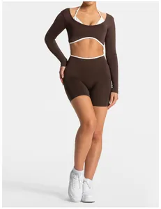 Top yoga marrone senza cuciture a maniche lunghe con bordo bianco e pantaloncini coordinati