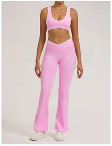 Zweiteiliges rosa Yoga-Set mit weißem Kontrastbesatz und modischen Leggings mit hoher Taille