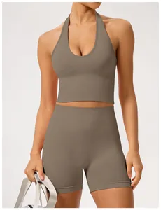 Vue détaillée d'un ensemble de yoga sans couture avec un soutien-gorge de sport dos nu