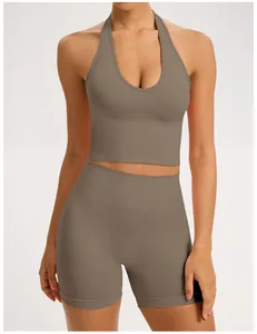 Détail d'un ensemble de yoga sans couture avec haut dos nu et short côtelé taille haute