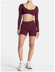 Primo piano di donna in completo yoga bordeaux senza cuciture con eleganti bordi bianchi