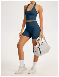 Vue détaillée de l'ensemble de yoga bleu sans couture avec taille côtelée et brassière dos nageur
