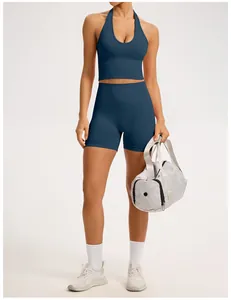 Modèle portant un ensemble de yoga bleu marine sans couture avec haut et short court