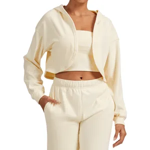 3-teiliges Sportset für Damen in Creme mit Kapuzenbolero, Tube-Top und Trainingshose