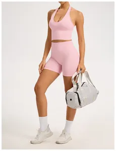 Vue d'ensemble d'un ensemble de yoga rose sans couture avec ceinture côtelée et sac