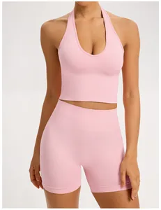 Vue de face de l'ensemble de yoga sans couture rose avec brassière et short taille haute