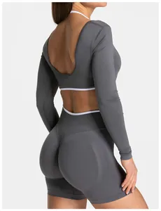 Vista posteriore del top da yoga a maniche lunghe senza cuciture con design finto due pezzi