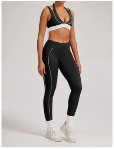 Zweiteiliges schwarzes Yoga-Set mit weißer Paspelierung, Leggings und Sport-BH.