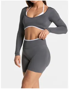 Dettaglio del set da yoga grigio senza cuciture con top a maniche lunghe e pantaloncini.
