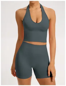 Détail de l'ensemble de yoga gris sans couture avec brassière et short taille haute.