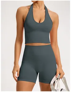 Vue détaillée d'un ensemble de yoga gris sans couture avec taille côtelée et soutien-gorge halter