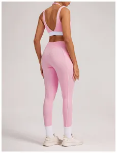 Detailansicht der pinkfarbenen Yoga-Leggings mit weißen Kontrastnähten und hohem Bund