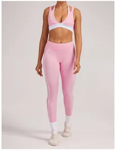 Ganzkörperansicht eines rosa Yoga-Sets mit weißen Kontrastnähten für Damenfitness