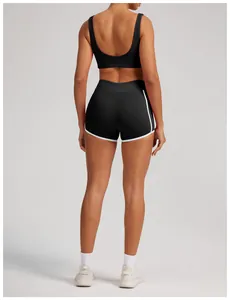 Vista trasera de los pantalones cortos de yoga negros de talle alto con borde blanco