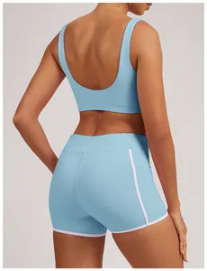 Vista trasera de pantalones cortos de yoga azul claro con ribete blanco para fitness mujer.