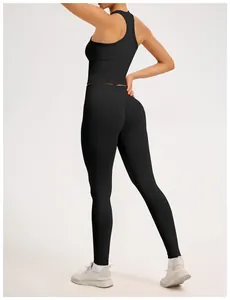 Vue arrière d'un ensemble de yoga noir sans couture avec haut dos nageur et legging galbant