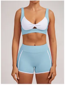 Conjunto de yoga bicolor azul y blanco con pantalones cortos deportivos de cintura alta.