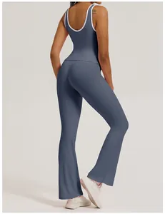 Rückansicht des Yoga-Sets mit kontrastfarbenen ausgestellten Leggings und engem Tanktop