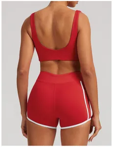 Vista trasera de pantalones cortos de yoga rojos con ribetes blancos y ajuste ceñido