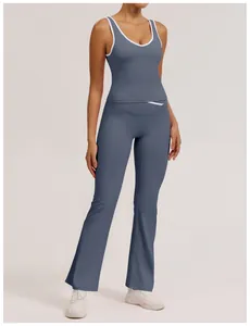 Detailansicht des hochtaillierten Yoga-Sets für Damen mit stilvoller Schlaghose und Kontrast