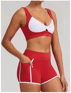 Detalle de los pantalones cortos de yoga rojos de cintura alta con ribete blanco y bolsillo