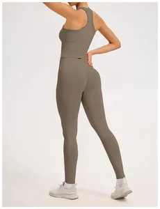 Vue détaillée de l'ensemble de yoga sans couture café avec haut dos nageur et legging