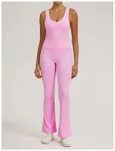 Ganzkörperansicht eines rosa Yoga-Sets mit weißem Saum und hoch taillierter Schlaghose.