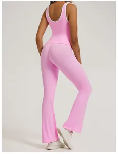 Detailansicht der Rückseite eines rosa Yoga-Sets mit Schlaghose und Tanktop mit Paspeln