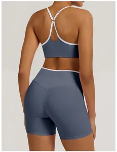 Detaillierte Rückansicht der Yoga-Shorts und des Sport-BHs mit Kontrastbesatz