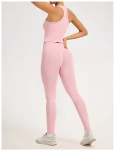 Vue arrière détaillée d'un ensemble de yoga rose sans couture avec legging et brassière