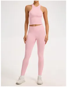 Ensemble de yoga rose sans couture avec haut court côtelé et legging taille haute