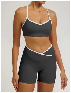 Detailansicht der Yoga-Shorts mit überkreuztem hohen Bund und Sport-BH für Damen