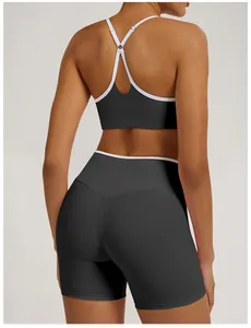 Rückansicht eines Yoga-Sets mit hoher Taille und kontrastierendem Cross-Back-Sport-BH.