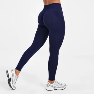 Nahaufnahme von dunkelblauen, nahtlosen Pfirsich-Po-Yoga-Leggings an einem Model.