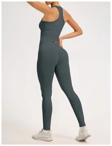 Vue arrière d'un ensemble de yoga sans couture gris anthracite avec haut dos nageur