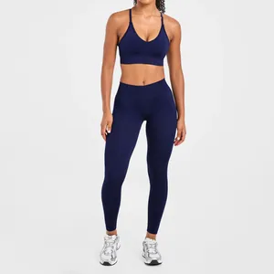 Vorderansicht des marineblauen nahtlosen Yoga-Sets mit Sport-BH und Leggings