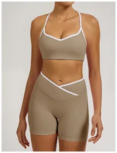 Detailansicht eines Yoga-Sets mit überkreuzter hoher Taille und Kontrastbesatz
