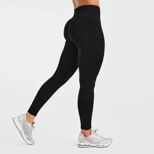 Seitenansicht der nahtlosen schwarzen Push-up-Yoga-Leggings mit einem hohen Bund