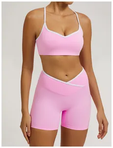 Detaillierte Ansicht des rosa Yoga-Sets mit rückenfreiem Bra und Crossover-Shorts