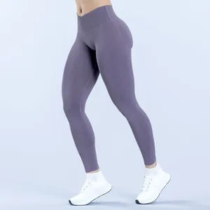 Vista laterale di leggings yoga viola senza cuciture con vita incrociata e vestibilità lift