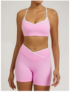 Vorderansicht Detail rosa Yoga-Set mit weißem Kontrastbesatz und Wickeltaille